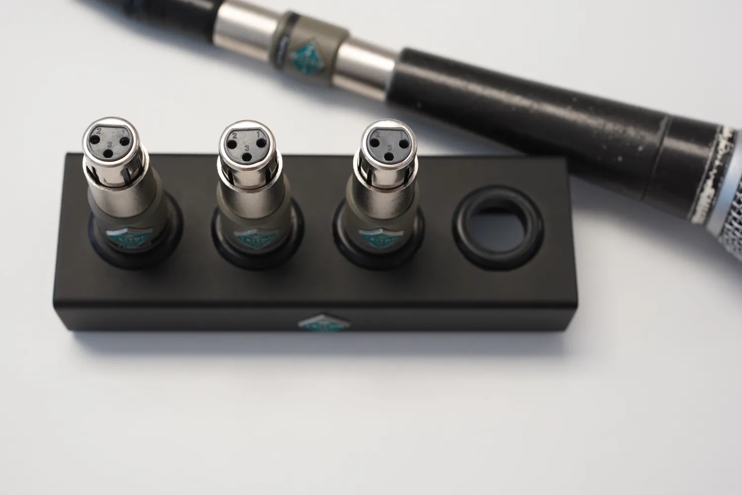 Triton Audio Display Halter für 4 Inline Produkte Stahl
