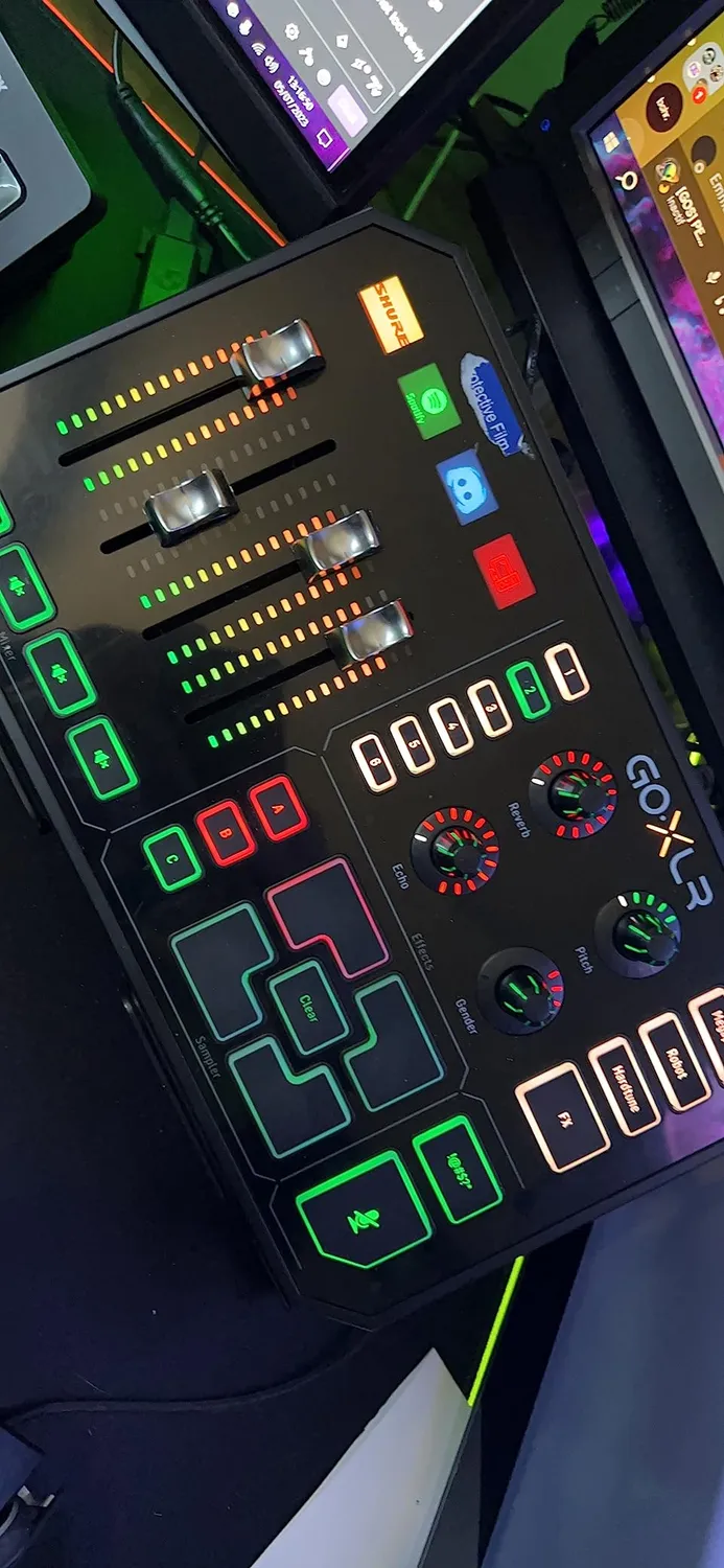 TC Helicon GoXLR Broadcast-Mixer schwarz mit motorisierten Fadern