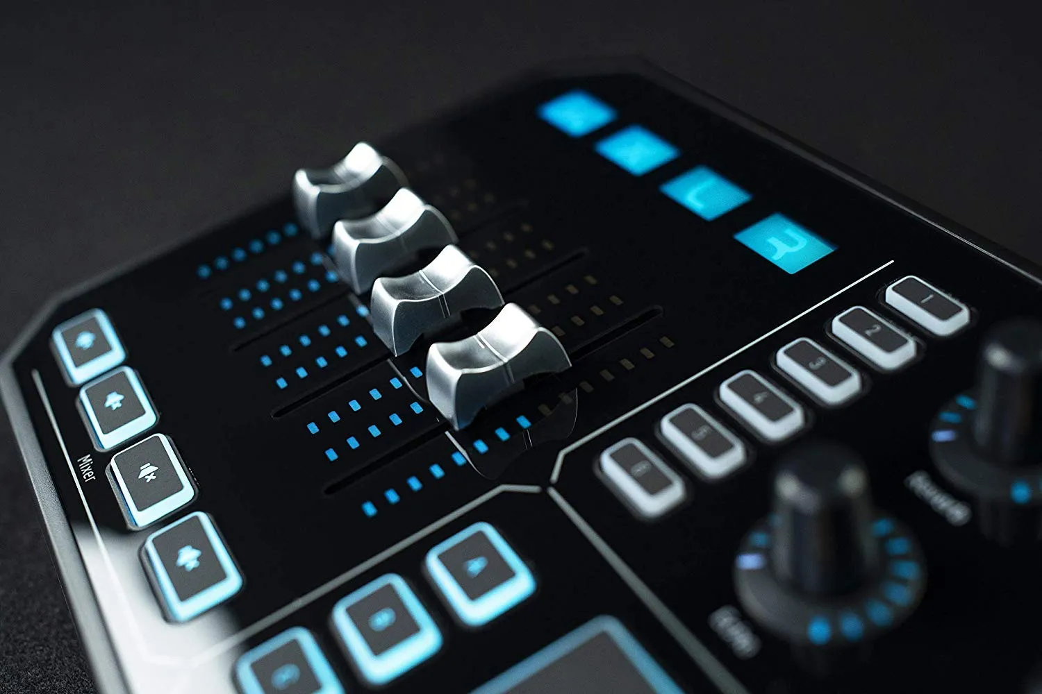 TC Helicon GoXLR Broadcast-Mixer schwarz mit motorisierten Fadern
