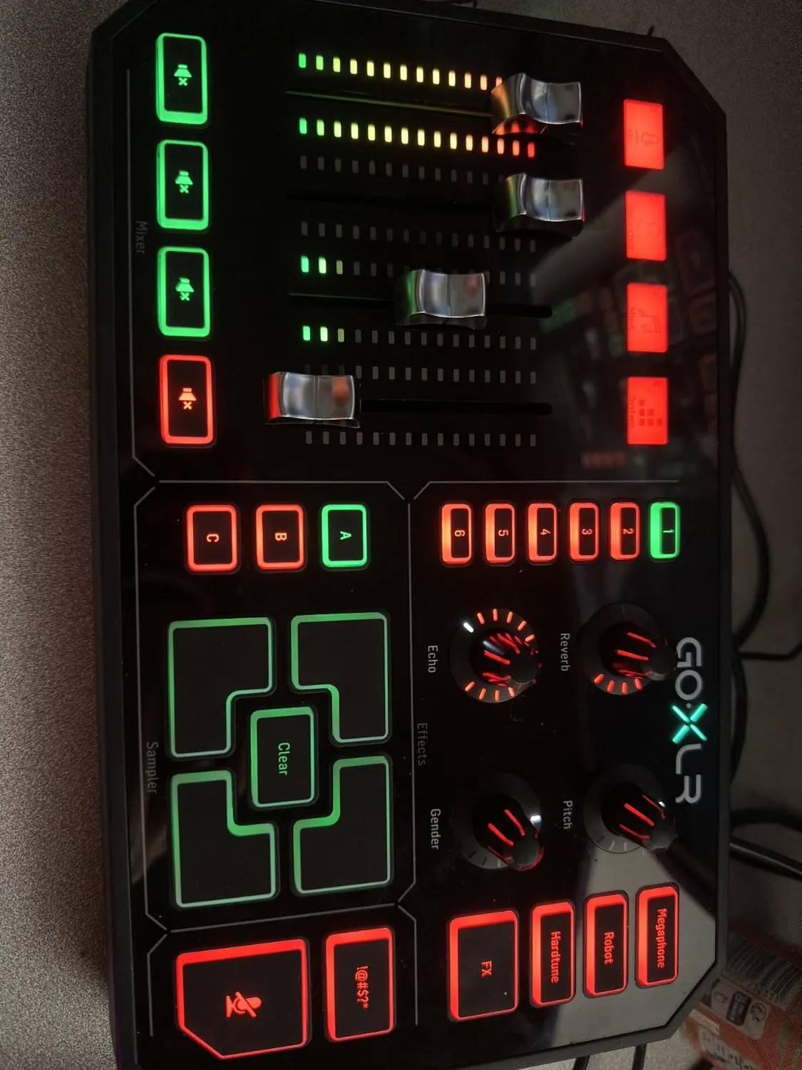 TC Helicon GoXLR Broadcast-Mixer schwarz mit motorisierten Fadern