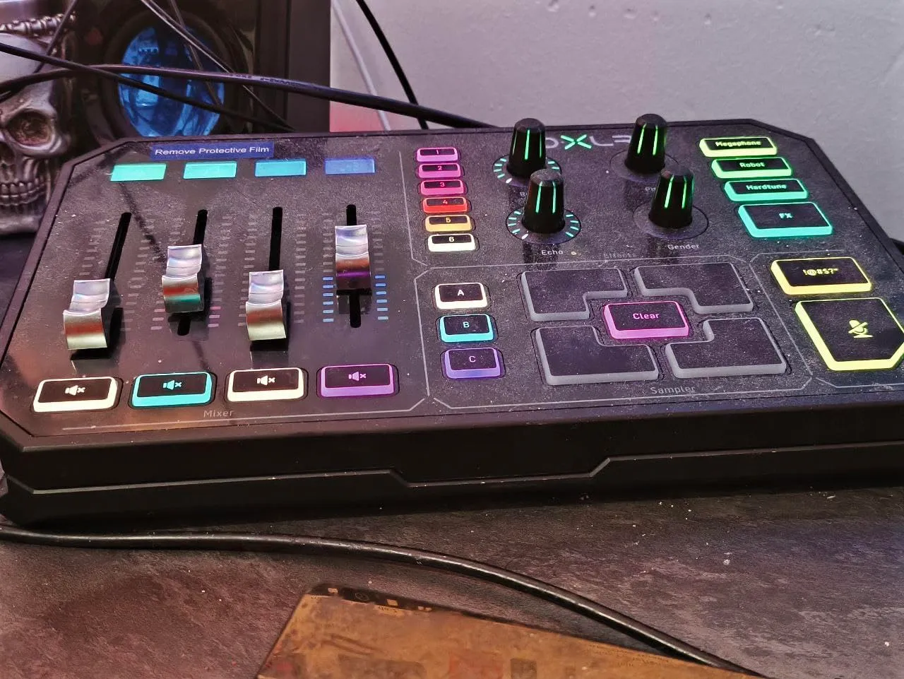 TC Helicon GoXLR Broadcast-Mixer schwarz mit motorisierten Fadern