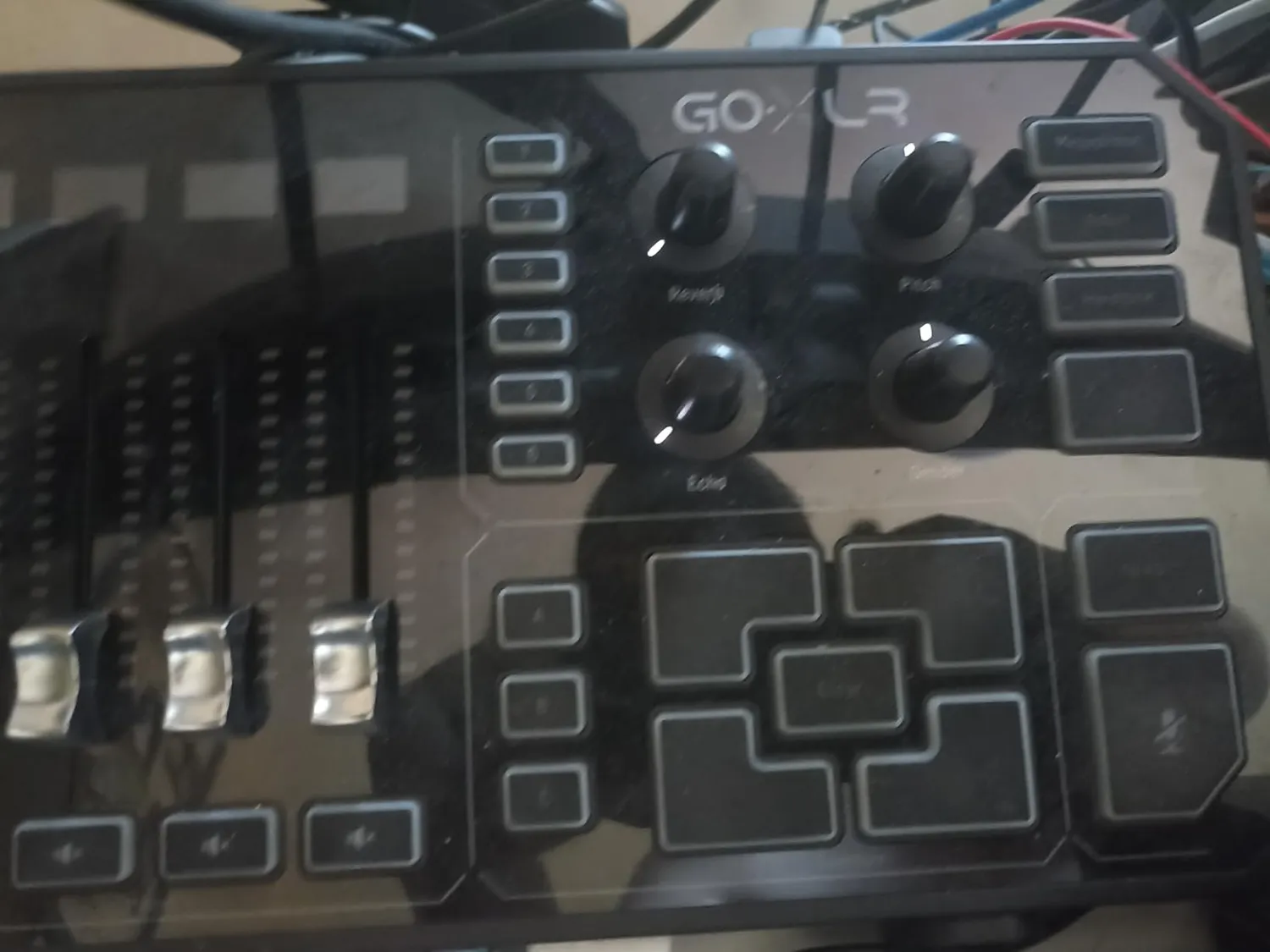TC Helicon GoXLR Broadcast-Mixer schwarz mit motorisierten Fadern