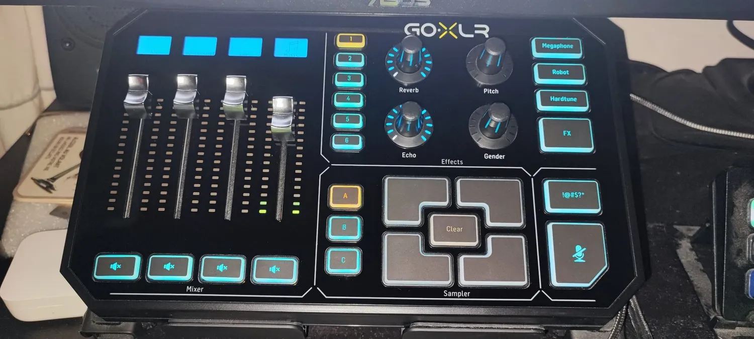 TC Helicon GoXLR Broadcast-Mixer schwarz mit motorisierten Fadern