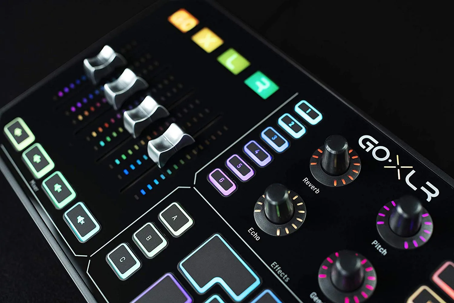 TC Helicon GoXLR Broadcast-Mixer schwarz mit motorisierten Fadern